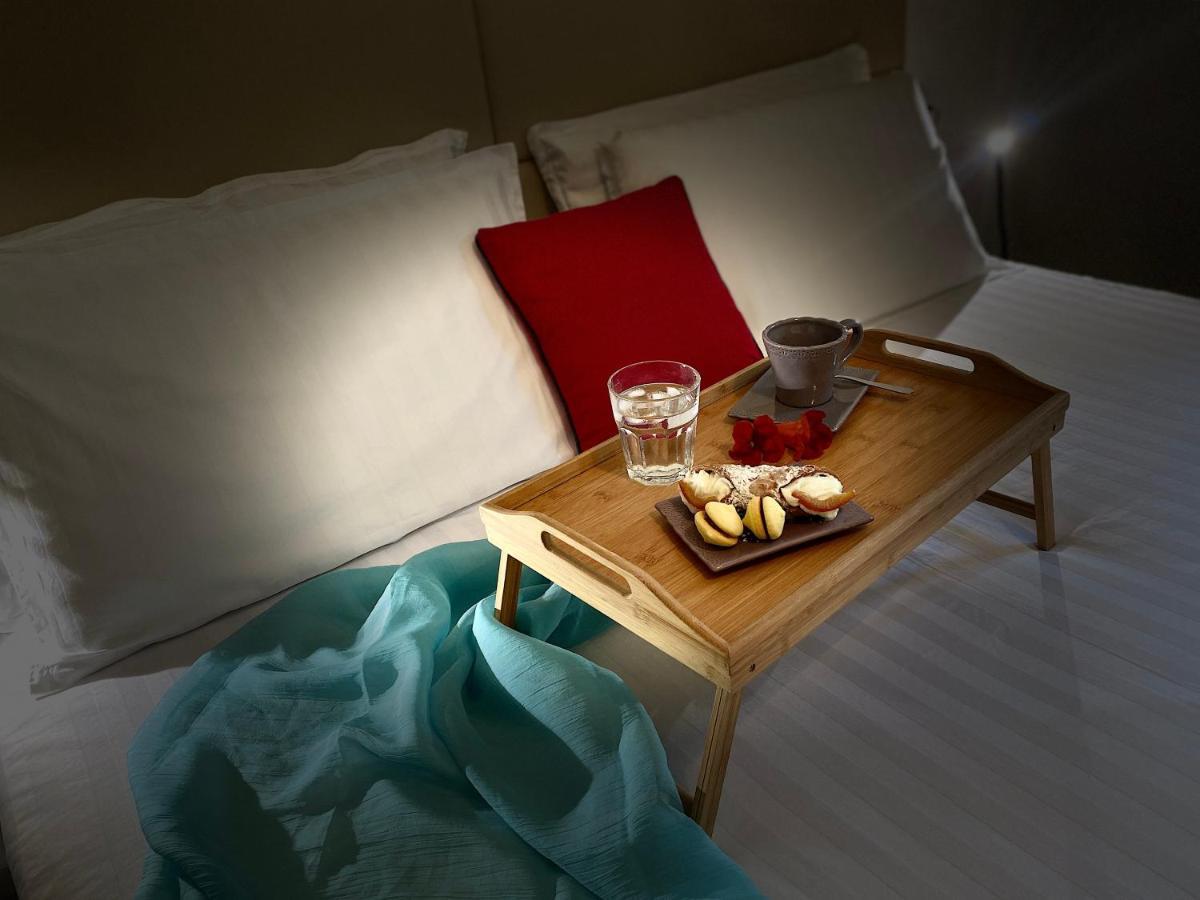 Casa Carolina: King Size Bed Across From Golden Beach 代森扎诺-德尔加达 外观 照片